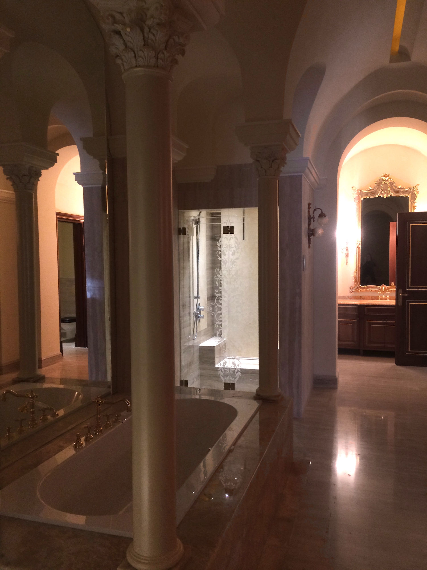 душевая складная дверь в нишу