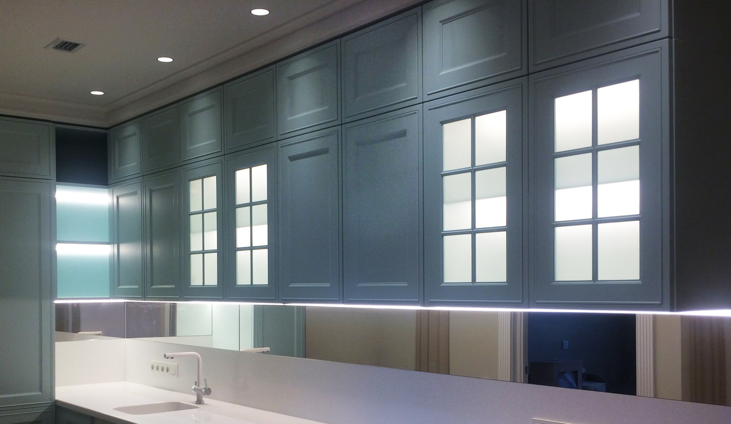 зеркальный фартук для кухни