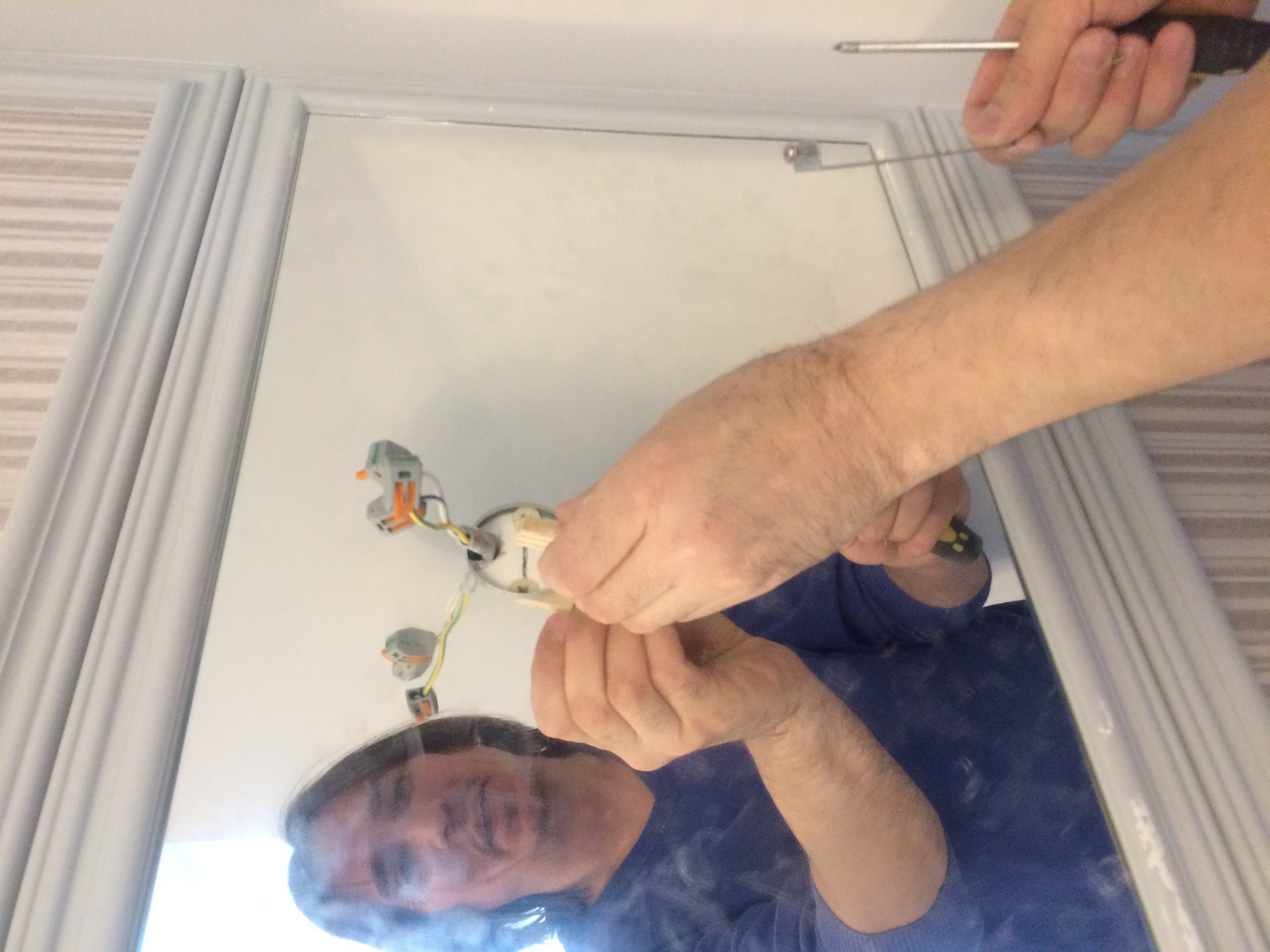 как прикрепить бра на зеркало