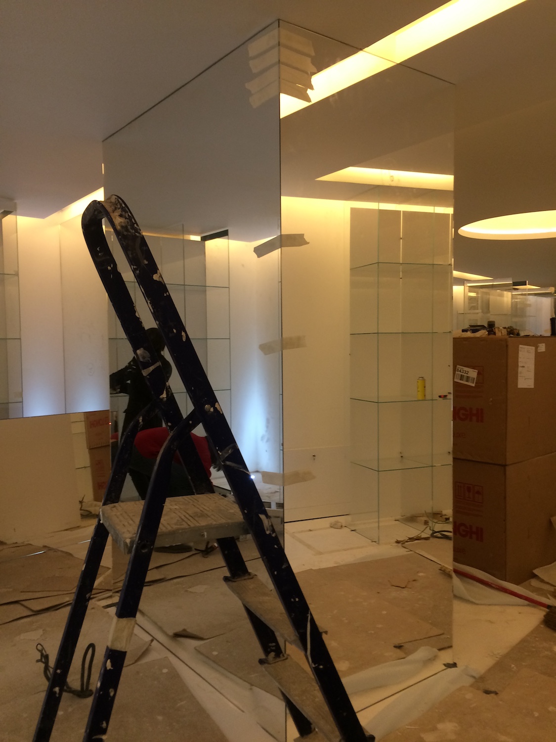 отделка колонн зеркалами