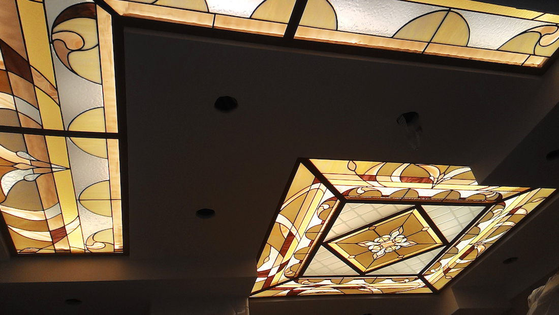 монтаж витража на потолок