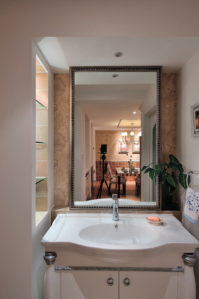 полки из бесцветного стекла