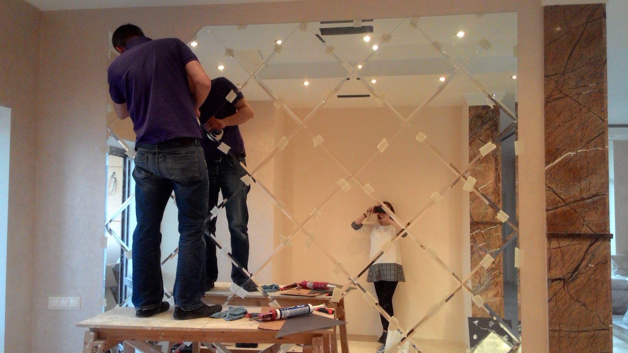 монтаж зеркального панно на стену