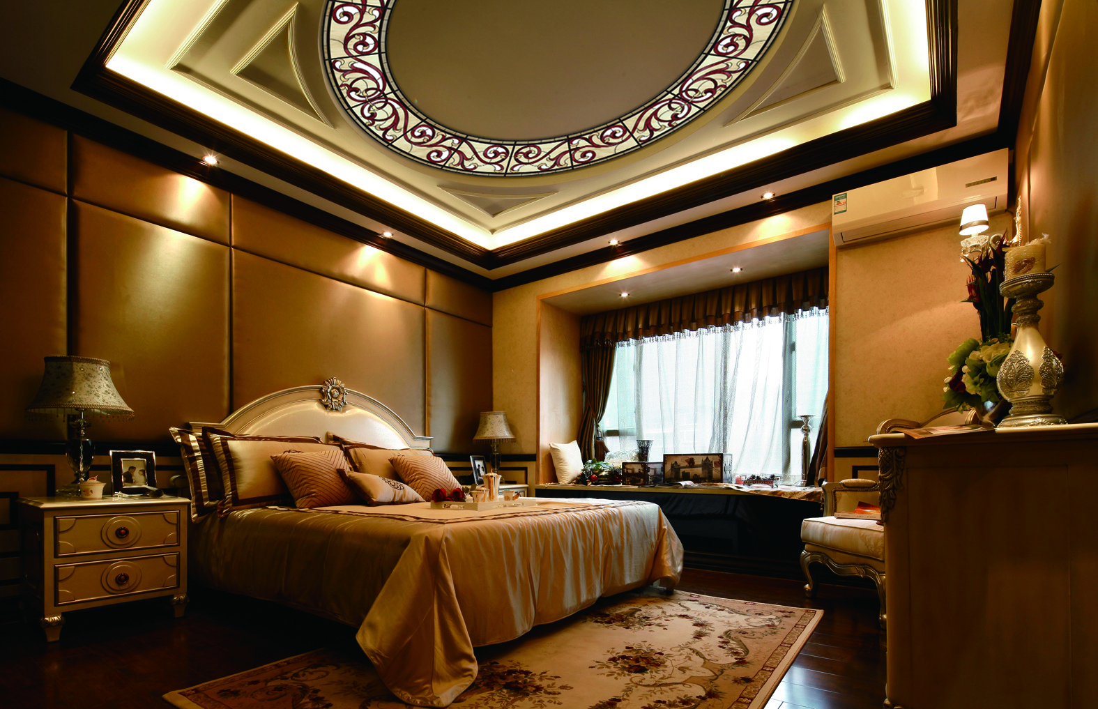 Радиусный потолочный витраж