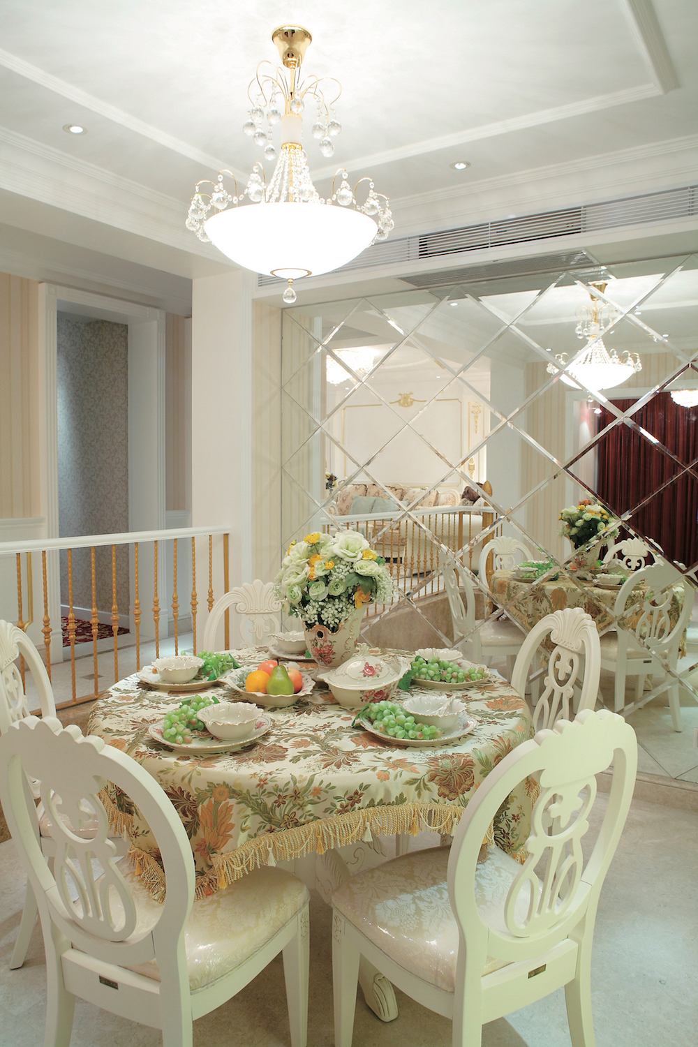 зеркальное панно в гостиную фотография