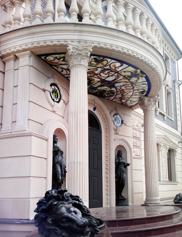 эркерный витраж на улице