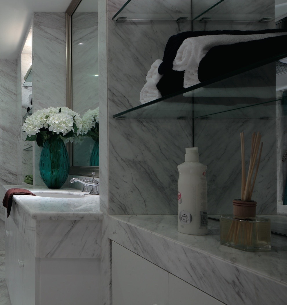 полки из стекла в зажимных коннекторах