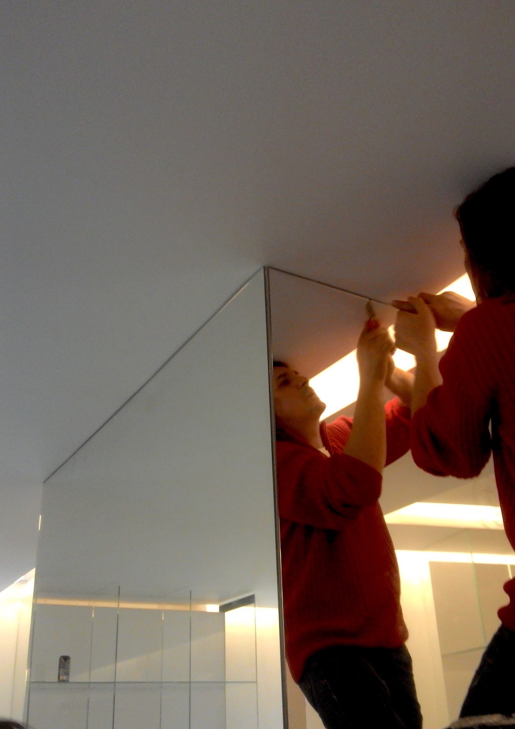 колонна в зеркалах