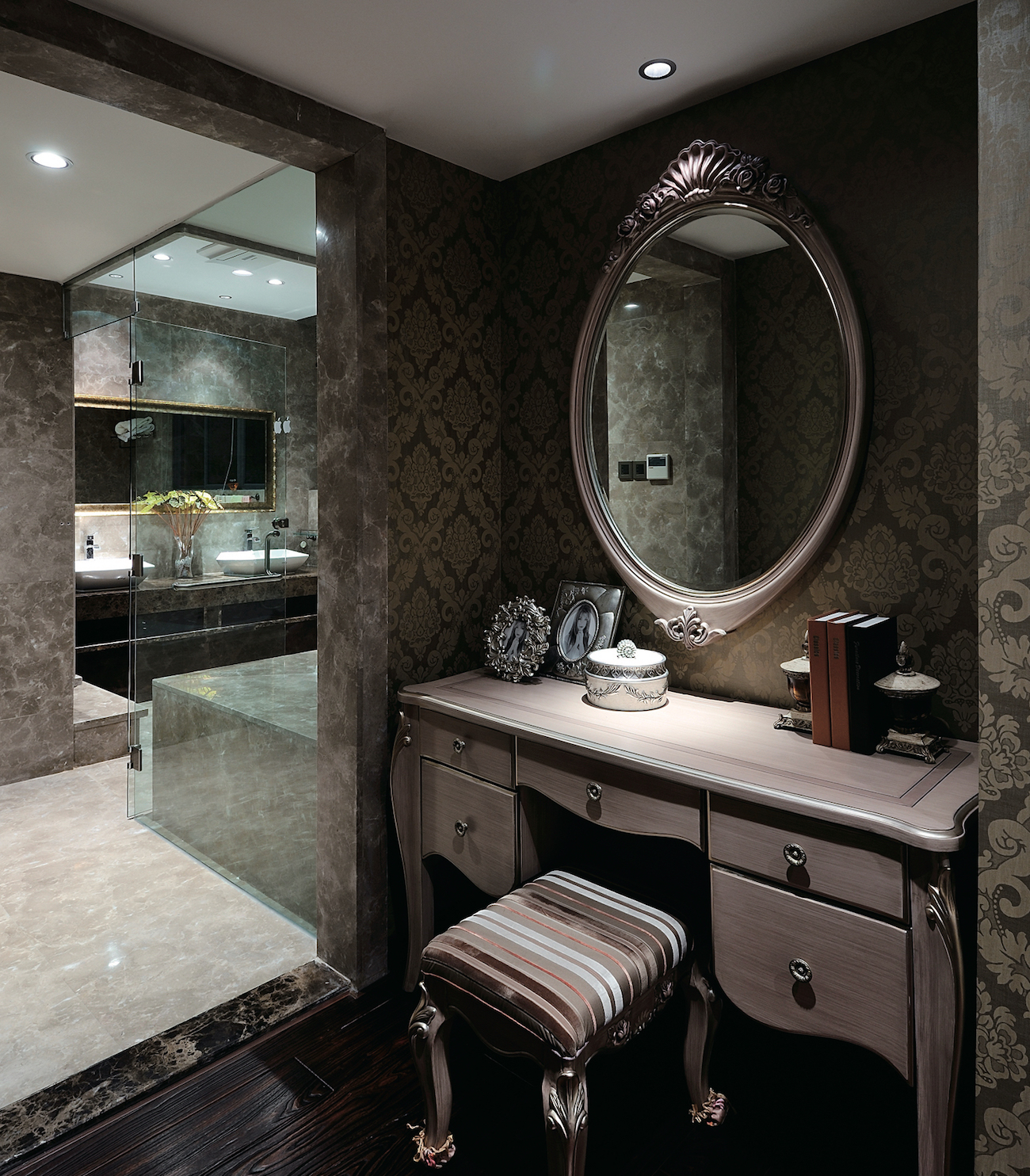 цельностеклянная перегородка с фромугой