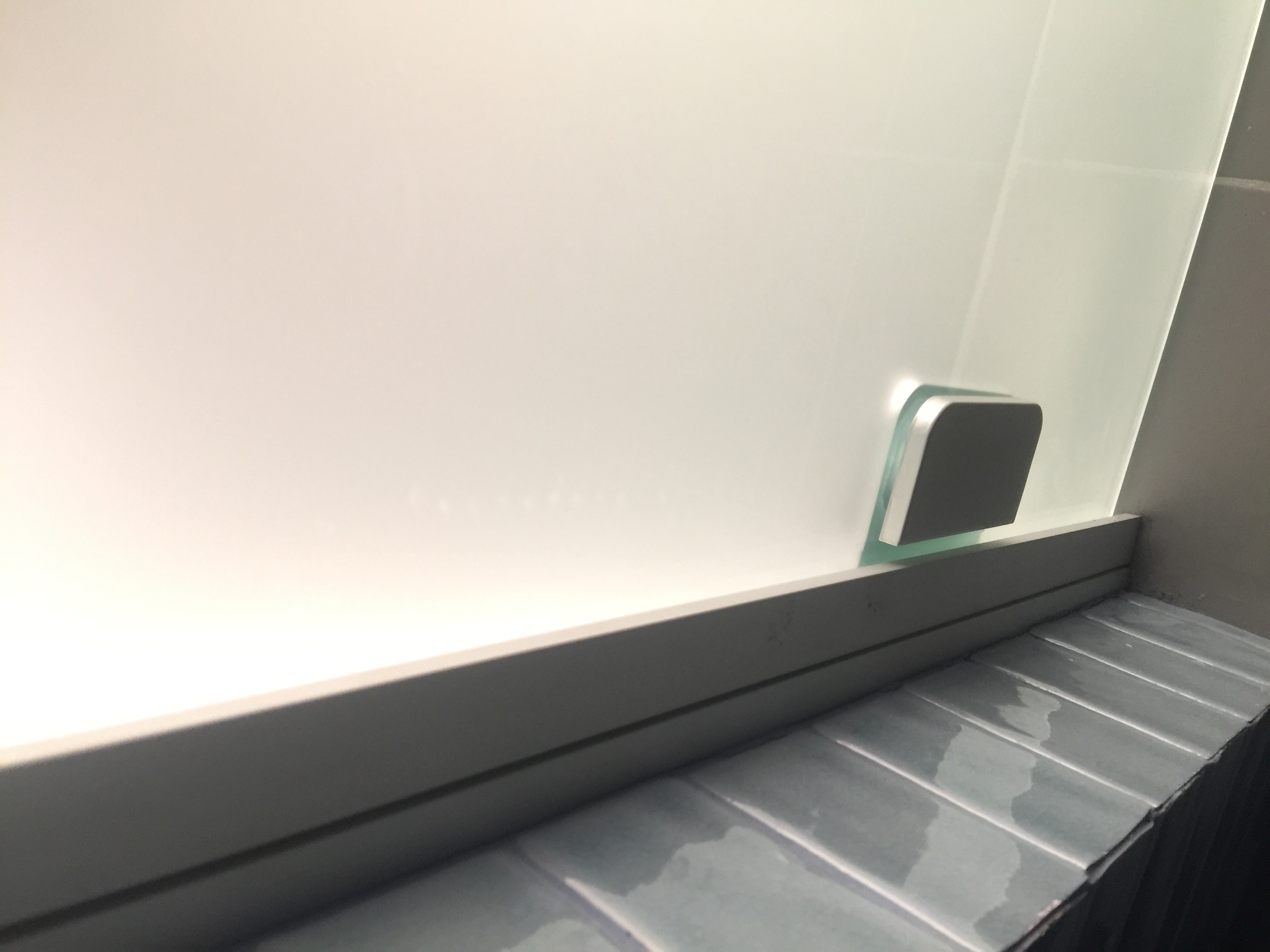 стеклянная дверь с металлической коробко