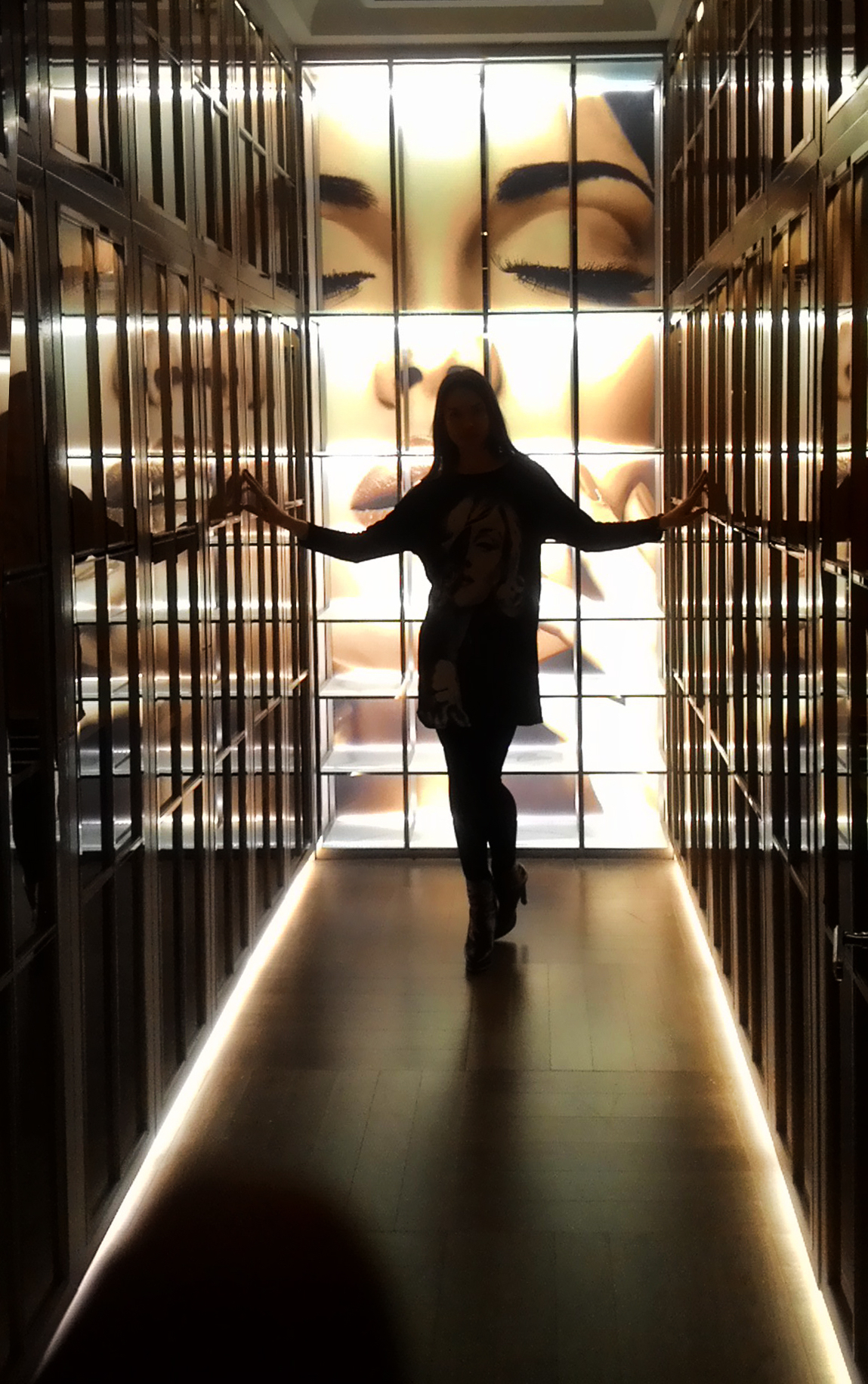 стеклянные полки с подсветкой на заказ