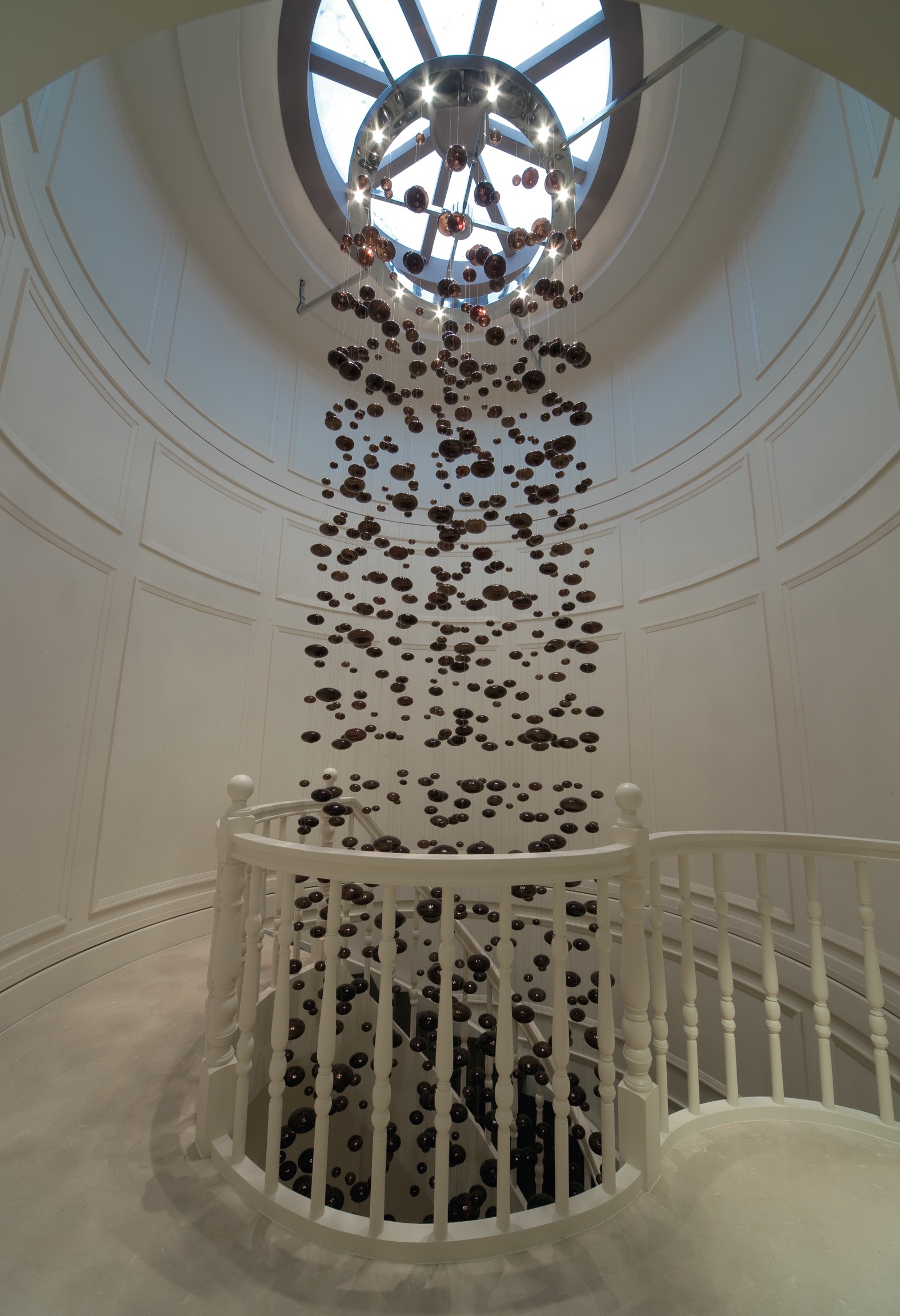 потолочный витраж с подвесной люстрой