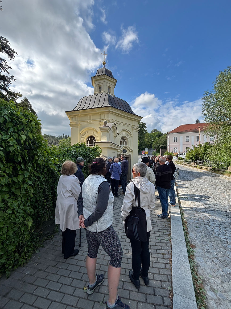 turisté na prohlídce Velehradu