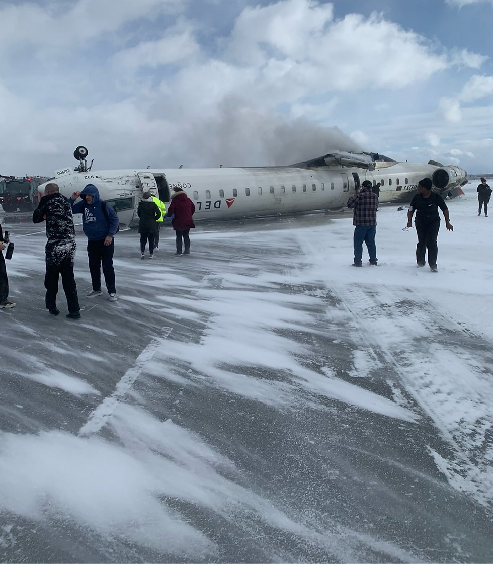 Imagem do voo 4819 da Delta, tombado na pista do Aeroporto Internacional de Toronto Pearson após o incidente de 17 de fevereiro de 2025, que deixou 21 feridos, mas sem fatalidades