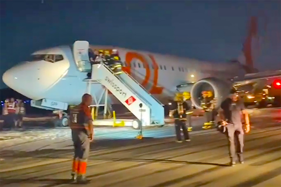 avião da gol parado