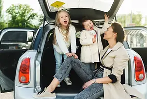 young-mother-and-her-adorable-dauthers-sitting-in-2026-01-05-05-08-56-utc copia.webp