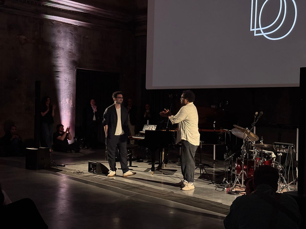 Musikerinnen und Musiker am Klavier im REAKTOR in Wien