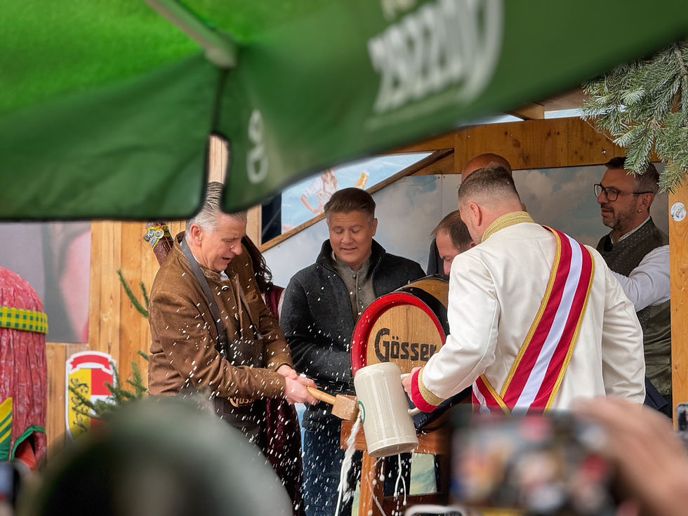 Hagyományos söröshordó-csapolás a nyitónapon. Fotó: Bánhalmi Norbert