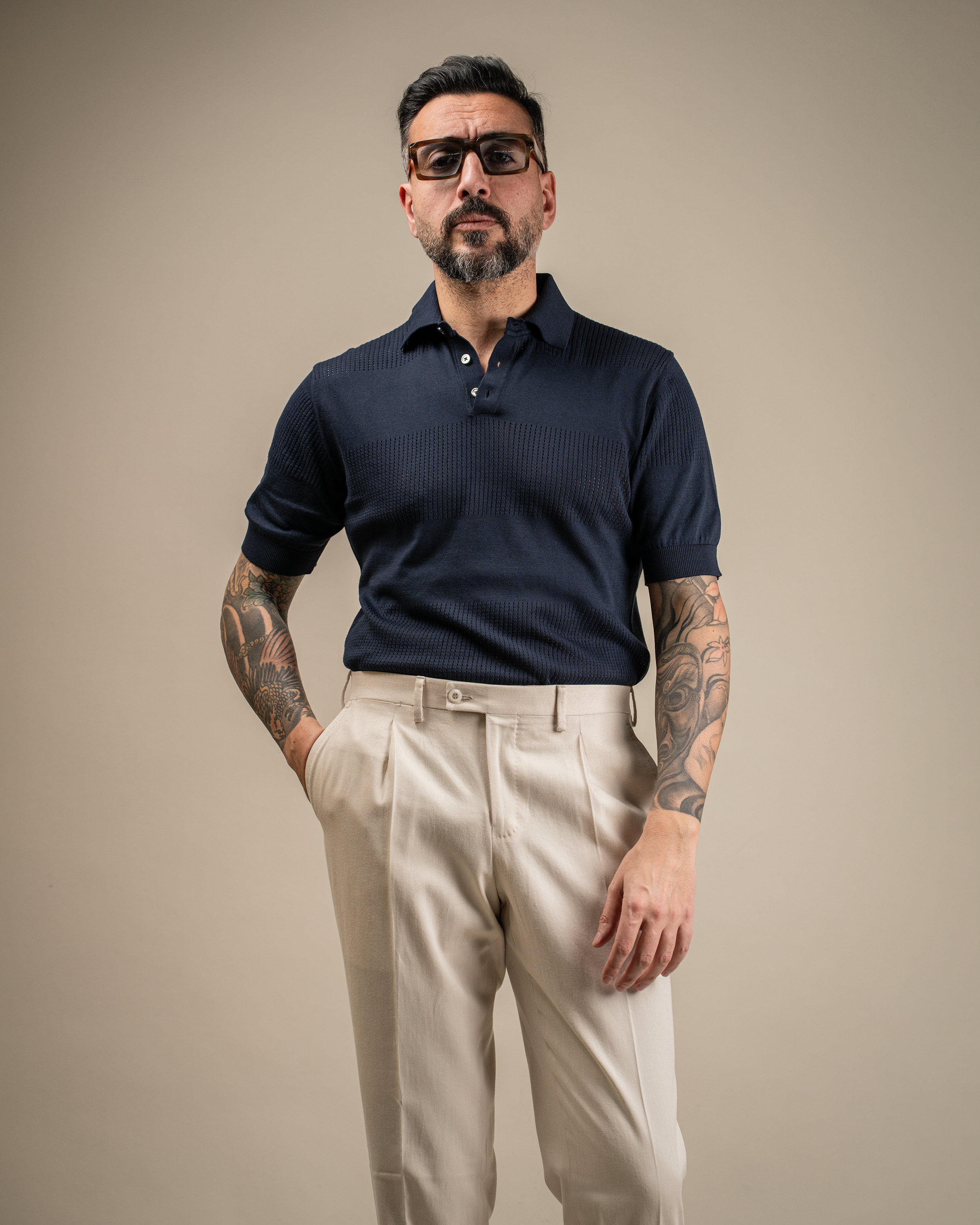 Polo a fasce orizzontali traforate