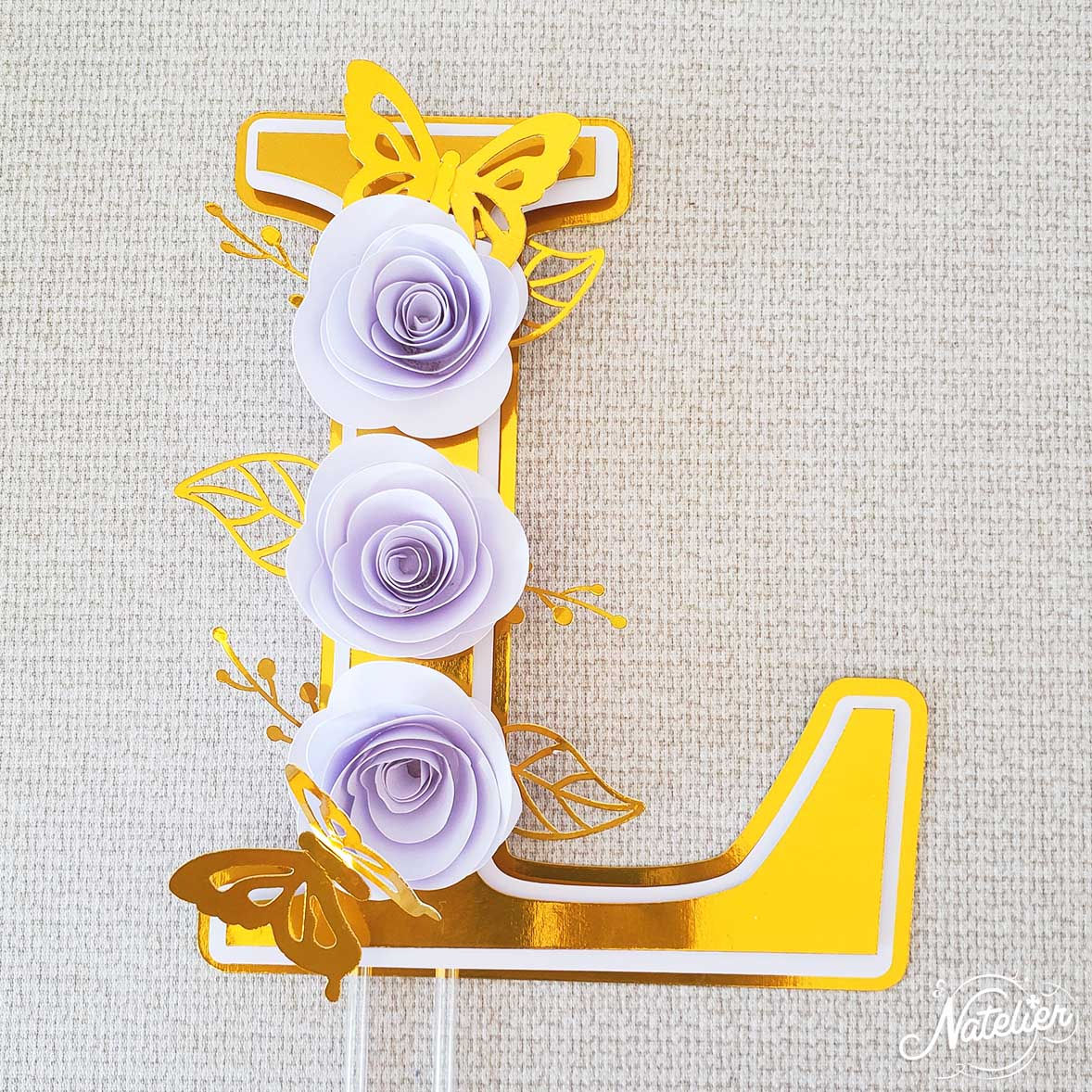 Topo de bolo luxo dourado inicial com flores
