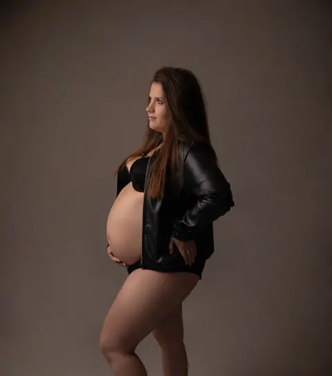 photographe future maman grossesse femme enceinte grenoble isere voiron bourgoin montbonnot saint ismier sassenage seyssins couple studio mode