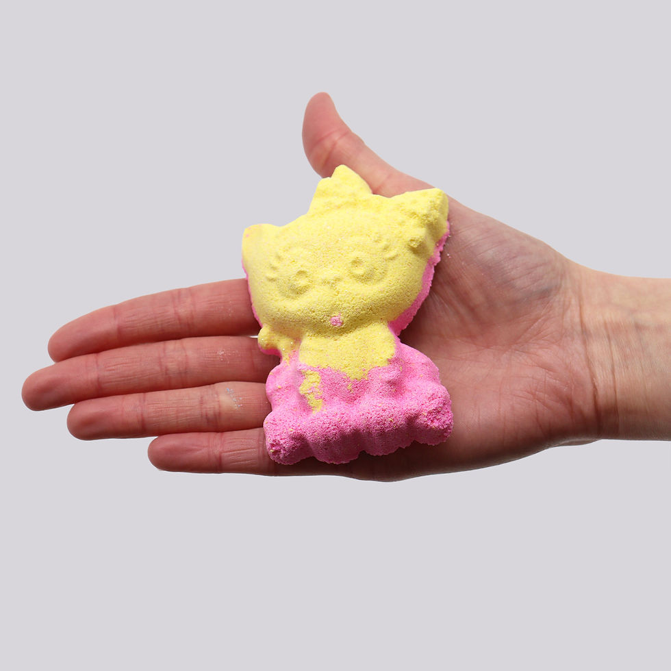 Cat Bathbomb in hand