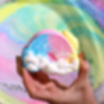 Cloud Bathbomb in hand