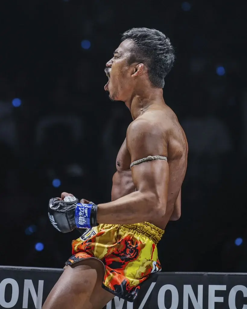 Superlek Kiatmoo9 celebrating a world championship victory