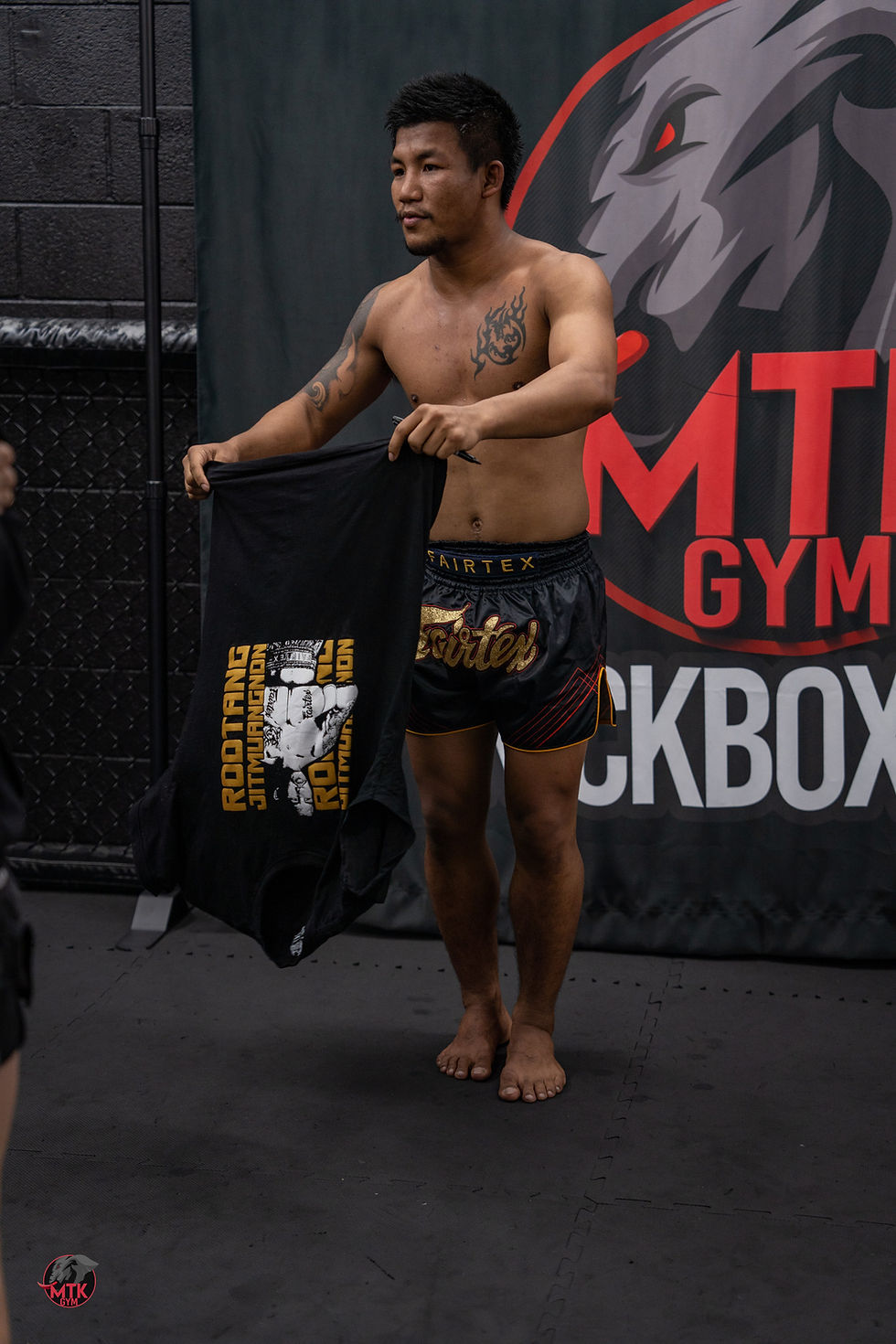 Rodtang giving his shirt away during seminar