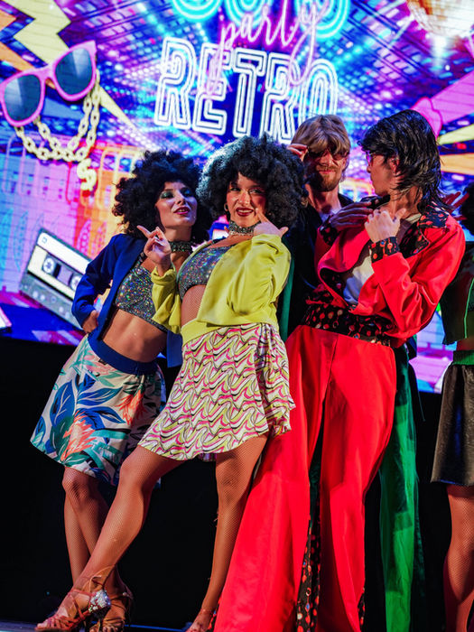 Gösteri yapan grup 'Good Old Retro' etkinliği sahnesinde, renkli kıyafetler, uptownentertainment.