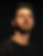 Yakışıklı genç adam, siyah giyinen, koyu arka planla poz veren uptownentertainment.