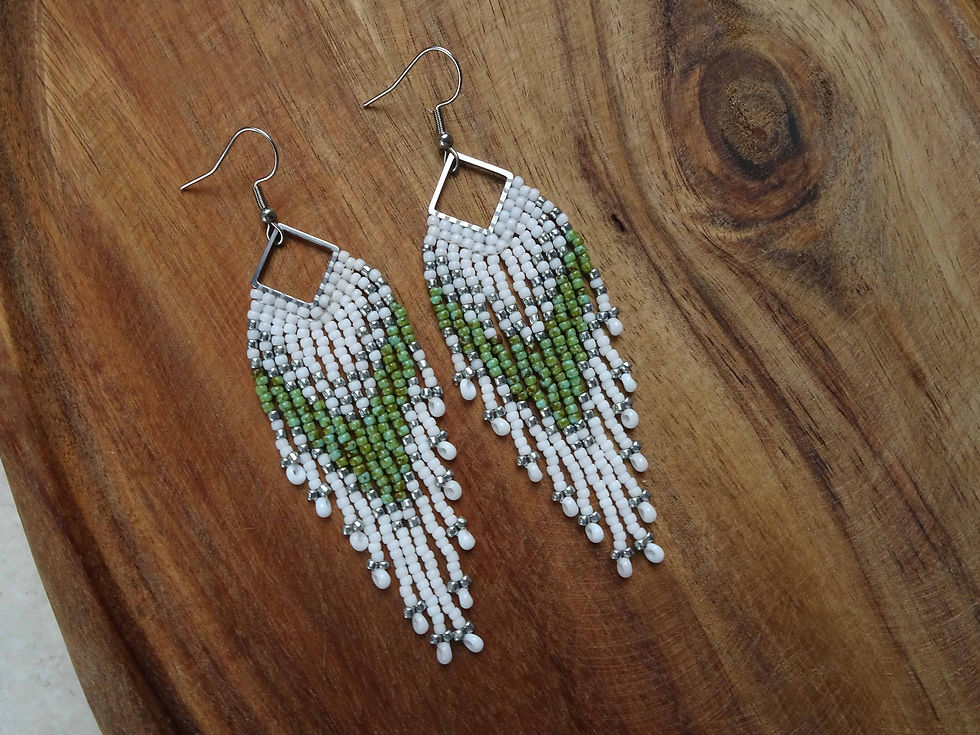 Miniaturbild: Wasserfall Ohrringe weiß türkisgrün picasso, handgemachter Statement Schmuck, moderen Fransen Ohrringe im Boho Style