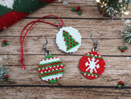 Weihnachtskugel-Anhänger aus Perlen selber machen: 7 kreative Ideen