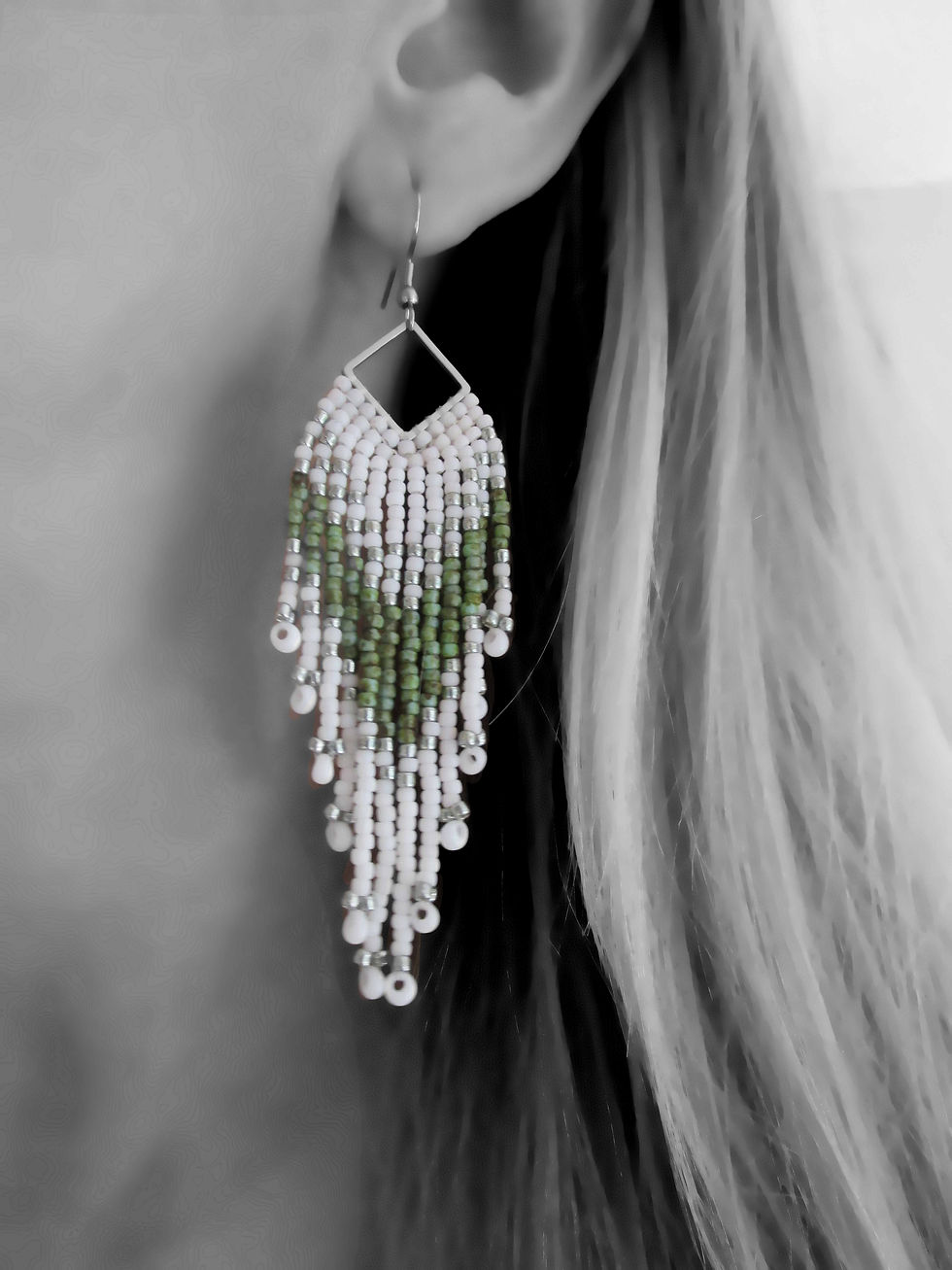 Miniaturbild: Wasserfall Ohrringe weiß türkisgrün picasso, handgemachter Statement Schmuck, moderen Fransen Ohrringe im Boho Style