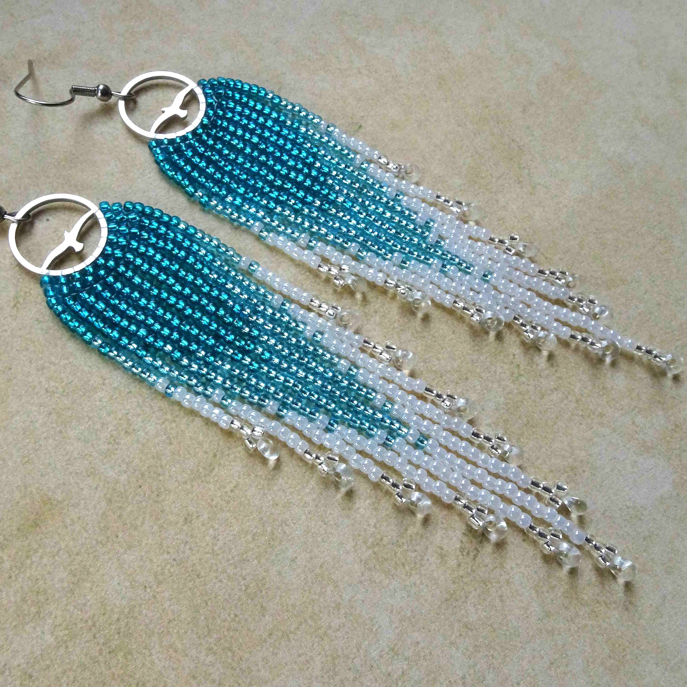 Ozean Ohrringe Türkis mit Möwe – handgewebte Rocailles Fransen