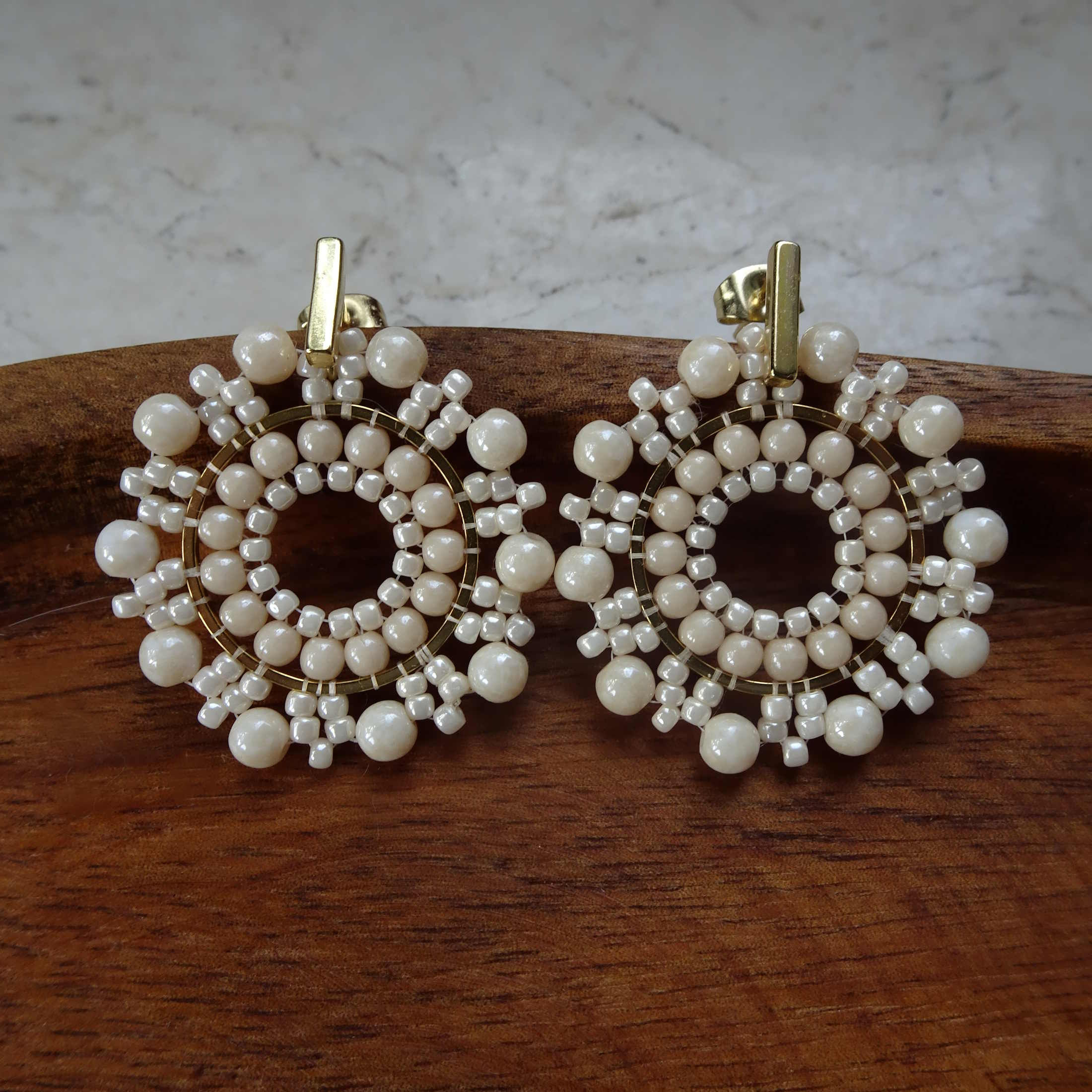 Runde Perlen-Ohrstecker Creme Gold | Handbestickter Schmuck