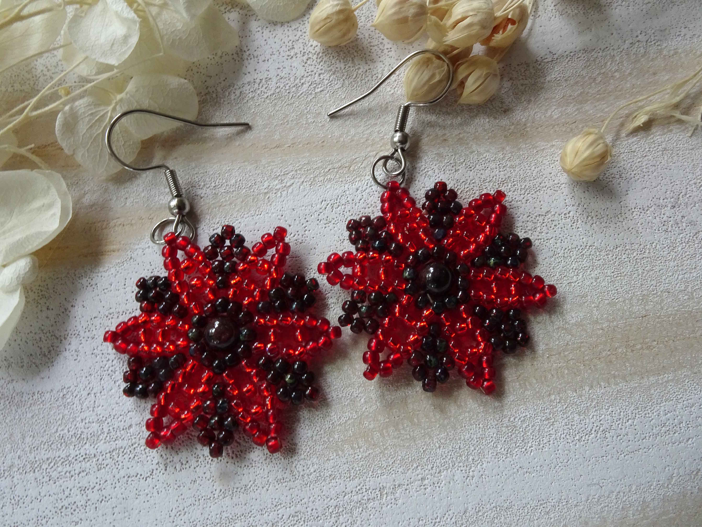 ote Blüten Ohrringe mit Granat – handgemacht im Huichol-Stil