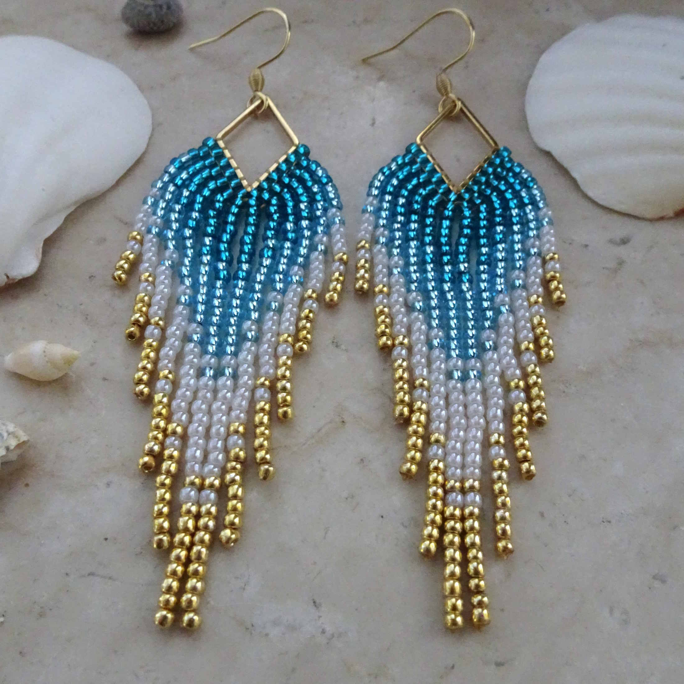 Wasserfall-Ohrringe aus Glasperlen in Türkis, Gold & Weiß – Boho Statement Schmuck