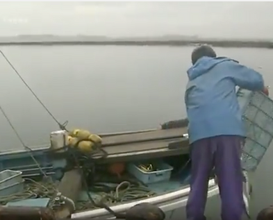 Pêcheur rejetant des poissons contaminés Le Monde après Fukushima, film, 2013 ©Watanabe Kenichi