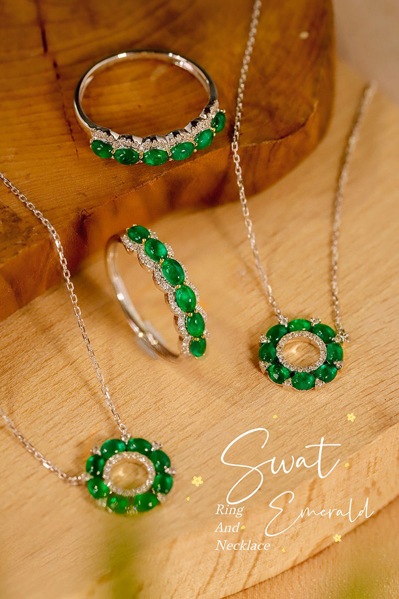 الصورة المصغرة: 18K White Gold Necklace Fashion Simple Style Natural Diamond Natural Emerald