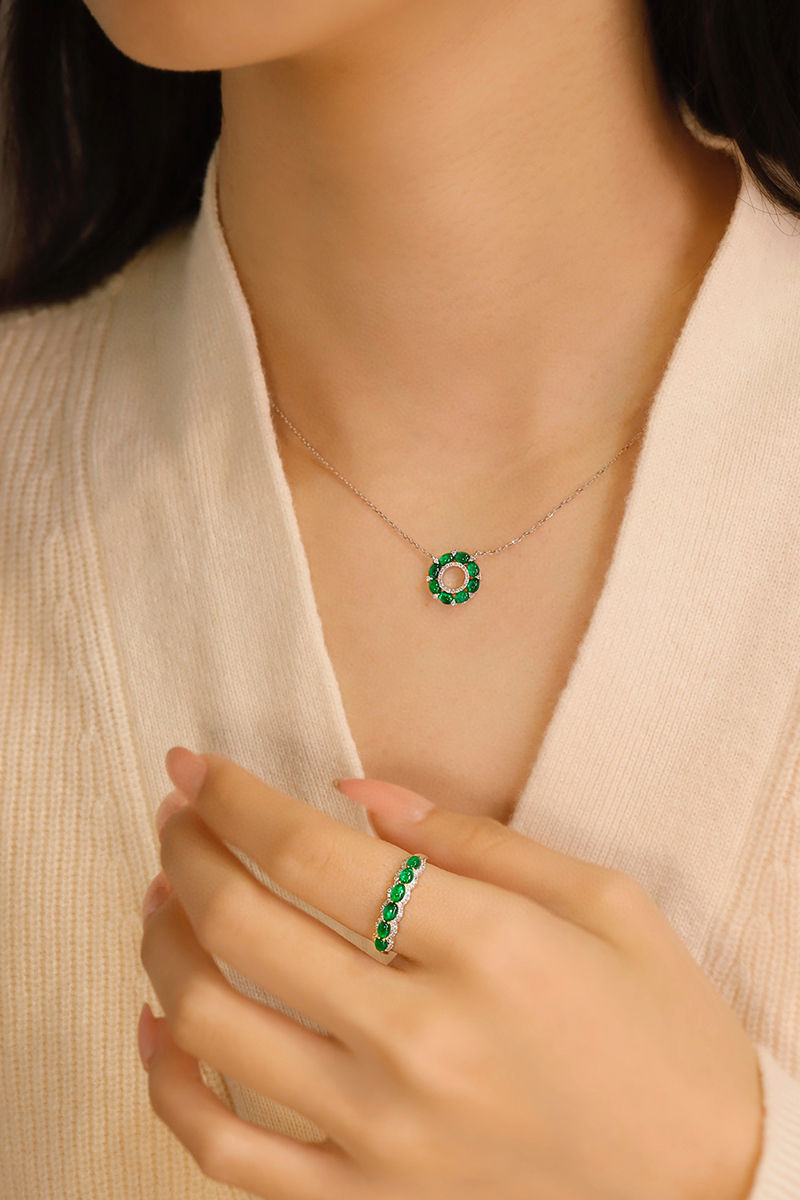 الصورة المصغرة: 18K White Gold Necklace Fashion Simple Style Natural Diamond Natural Emerald