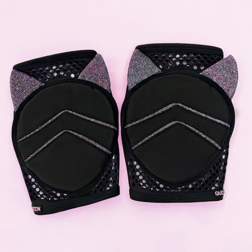 Thumbnail: Queen Wear Grippy Moon Cat – Paaldans kniebeschermers