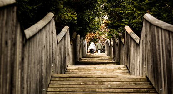 Treppe aufwärts mit Paar