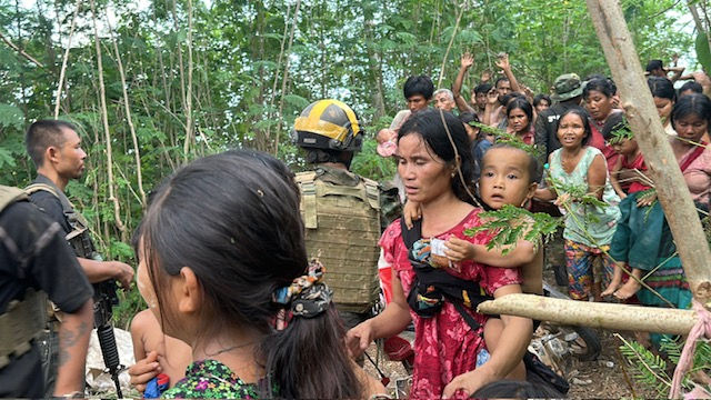 Villagers and families of Burma Army flee the camp