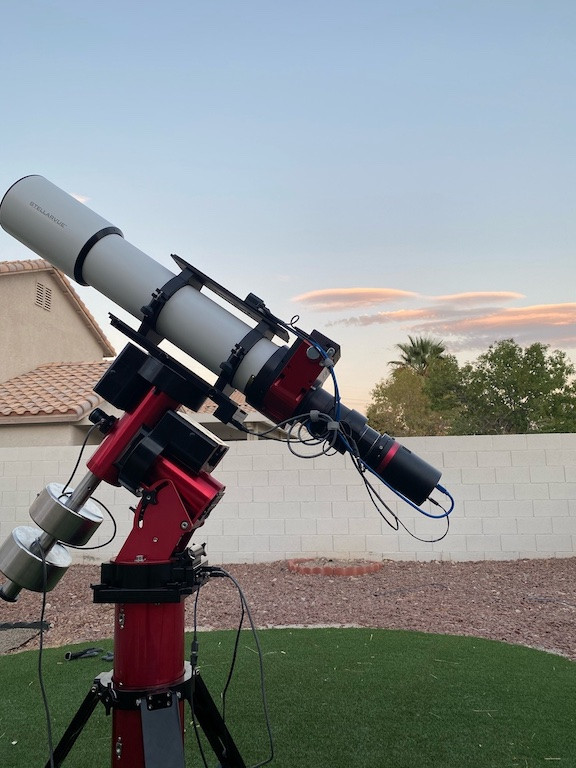 The Software Bisque Paramount MyT mount with no cable going between the telescope and the ground