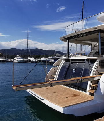 Luxury yacht with retracting hydraulic Besenzoni gangway installed