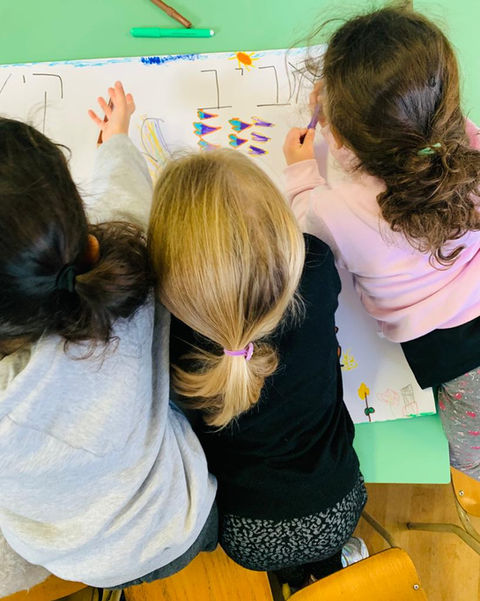 bambini che disegnano