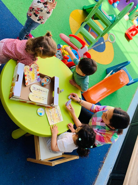 bambini che fanno attività