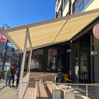 Close-up of Pergolino guide rail and waterproof fabric on outdoor pergola installation