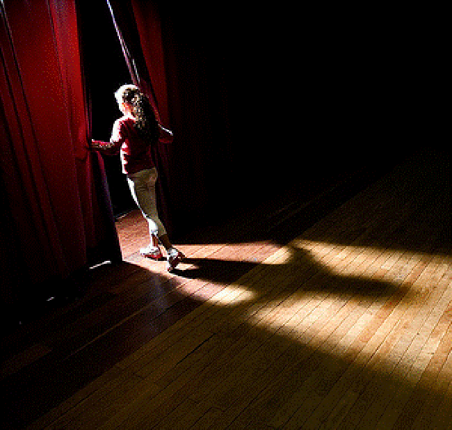 Act to stage. Act to stage. Actor on stage. Женщина комик на сцене. Rehearse.